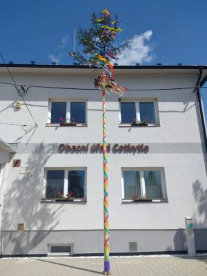 Májka vyzdobená květinami